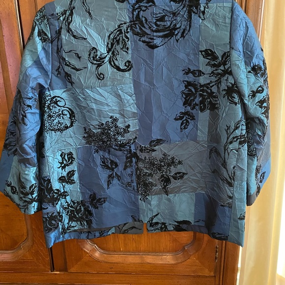 Jacket Susan Graver.  Metallic Blue and soft black design. - Picture 2 of 5